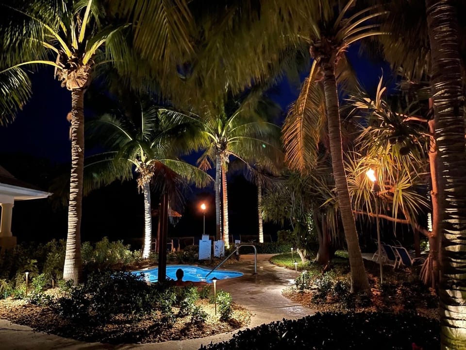 FULL TIME LIC Mgr - MODERN 3 BED 4 BATH VILLA - UPSCALE OCEANFRONT RESORT - INDOOR PICKLEBALL - SPEAKEASY! House in Key Largo