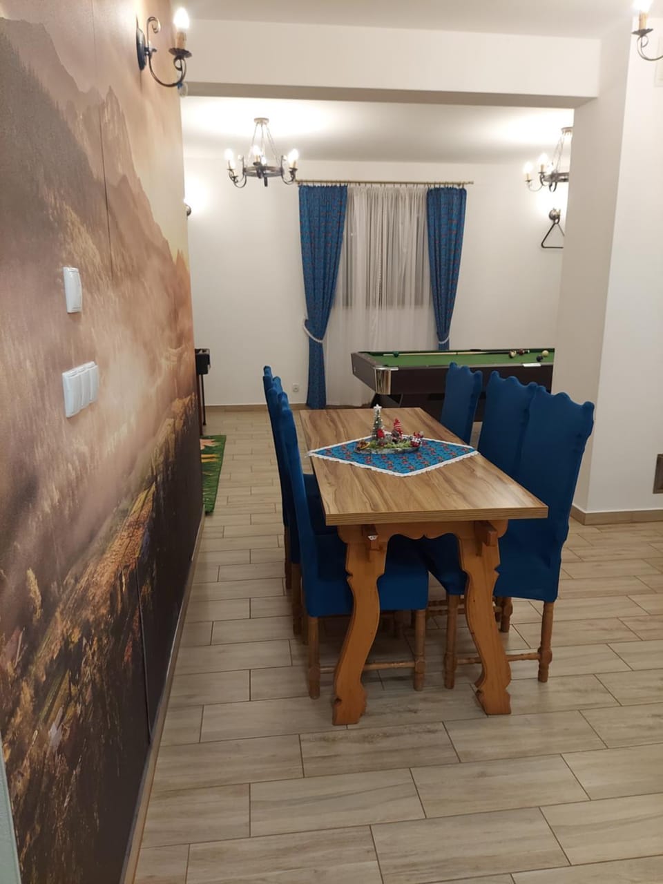 Game Room, Seating area