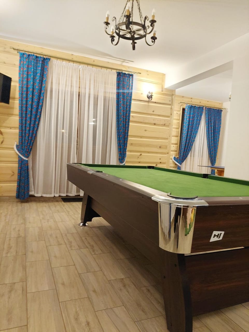 Billiard, Game Room