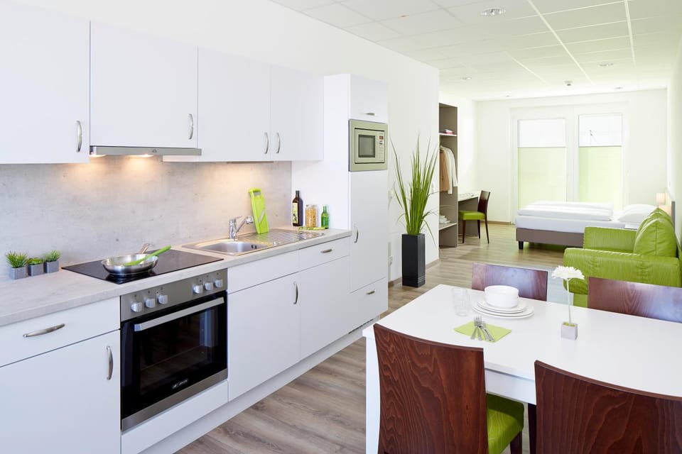 Bed, Kitchen or kitchenette, Seating area, Dining area