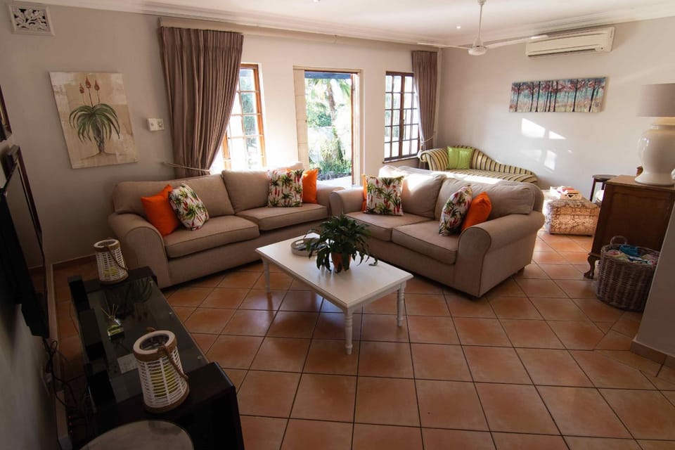 Nearby landmark, Restaurant/places to eat, Neighbourhood, Living room, Fitness centre/facilities, Photo of the whole room, Decorative detail, Seating area, Beach, Pool view, Supermarket/grocery shop, Shopping Area, Swimming pool