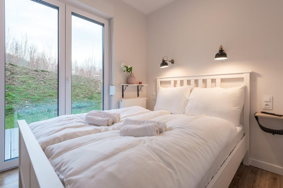 Bed, Photo of the whole room, Bedroom, towels