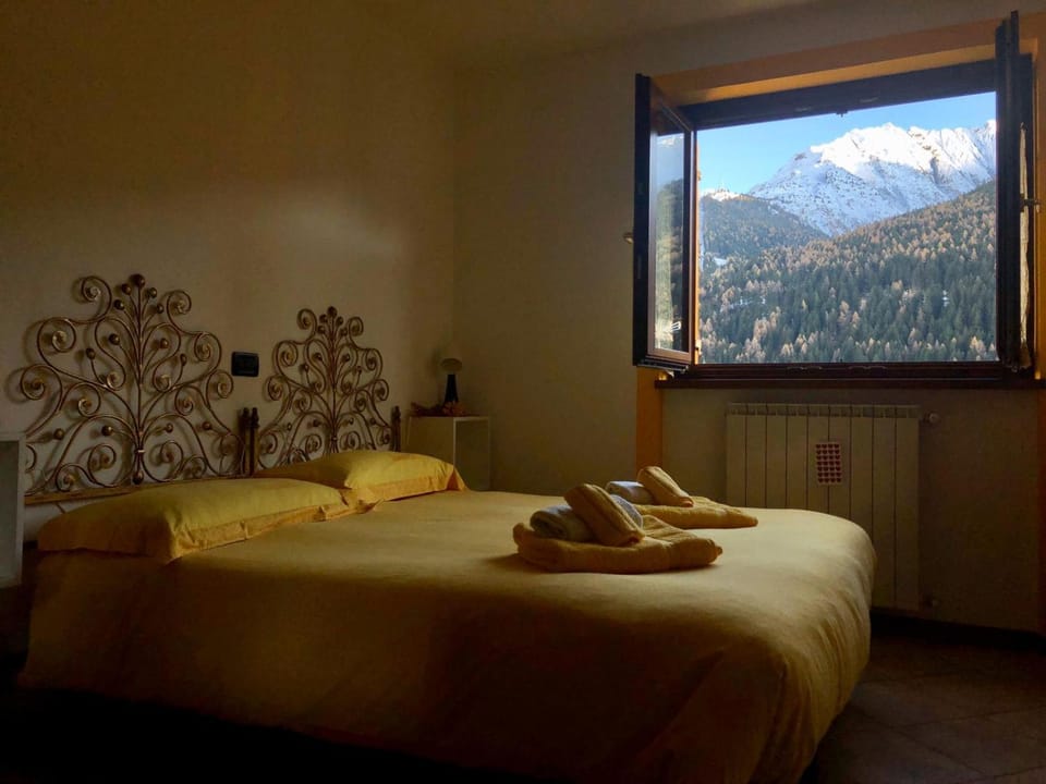 Bed, Photo of the whole room, Bedroom, Mountain view