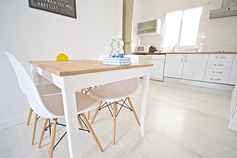 Kitchen or kitchenette, Dining area