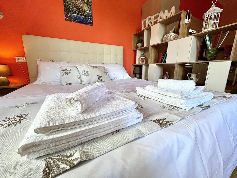 Bed, Photo of the whole room, Bedroom, towels