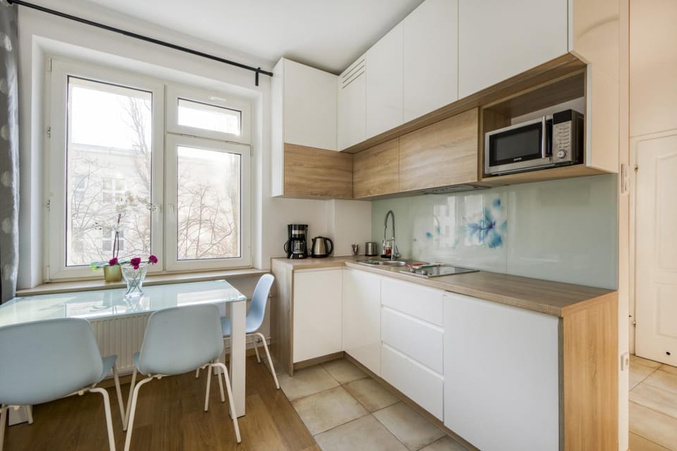 Kitchen or kitchenette, Dining area, minibar, stove