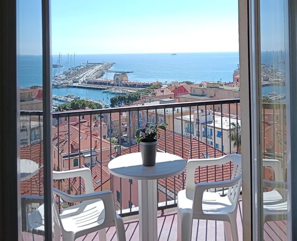 View (from property/room), Balcony/Terrace, Bedroom, City view, Sea view