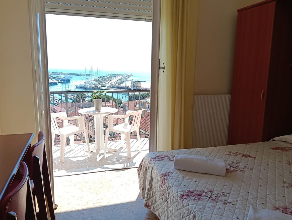 View (from property/room), Balcony/Terrace, Bedroom, Sea view