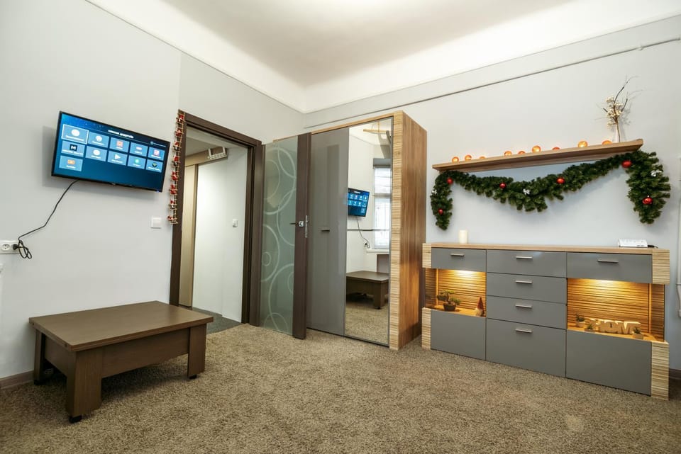 TV and multimedia, Living room, Seating area, Bedroom