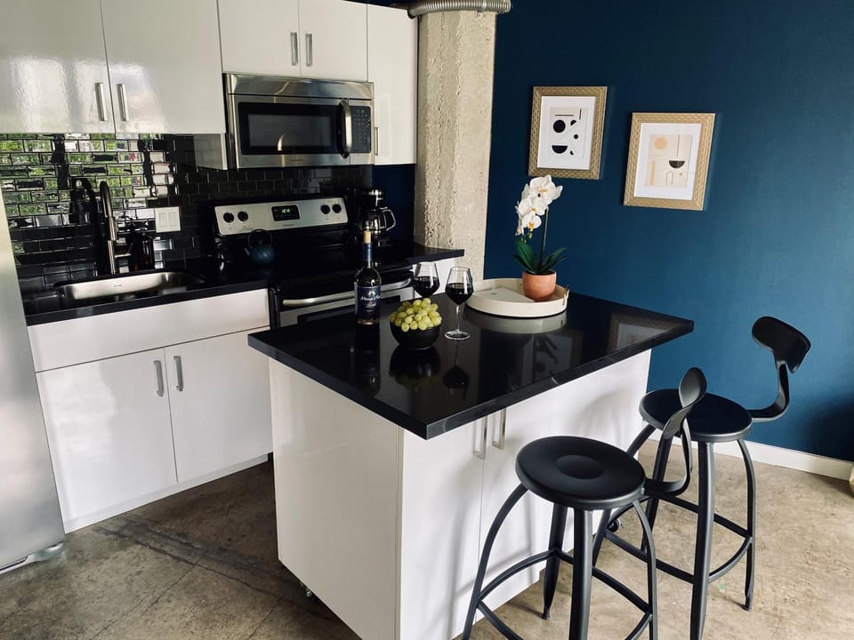 Coffee/tea facilities, Kitchen or kitchenette, Dining area