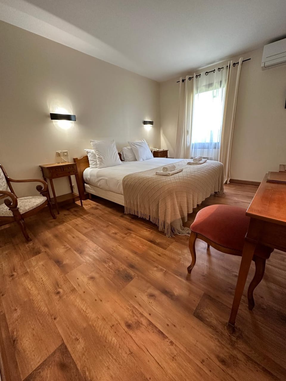Bed, Photo of the whole room