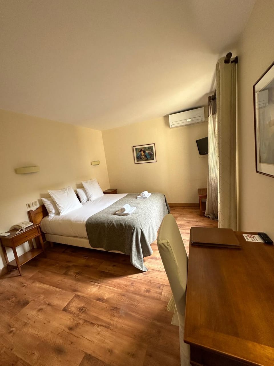 Bed, Bedroom, air conditioner