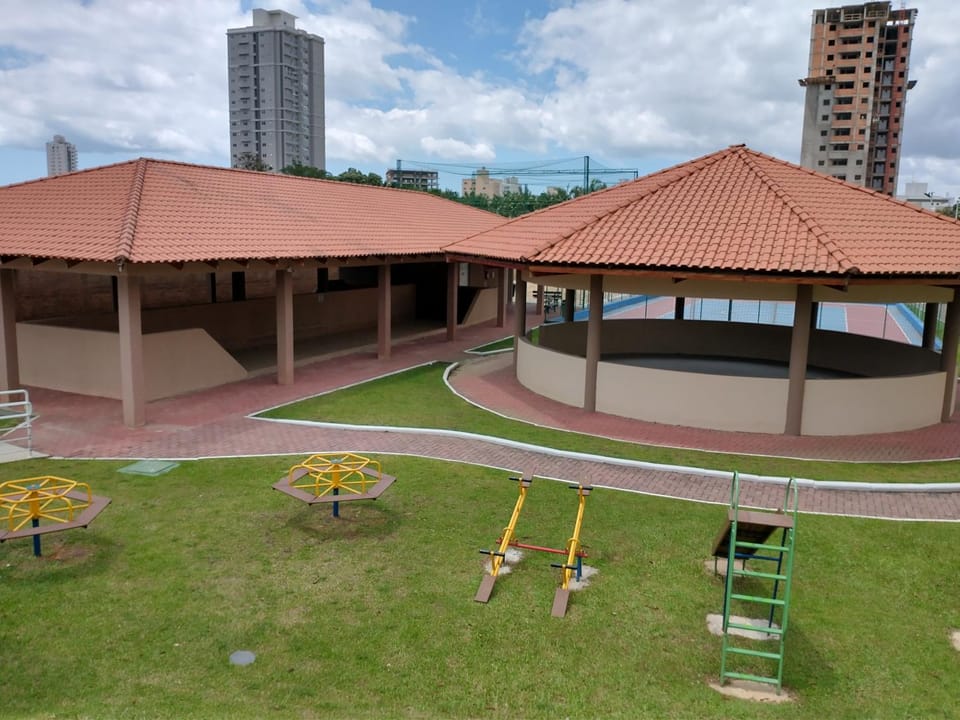 Apto Vista Atlântico com 2 quartos com Ar Cond Wi-Fi TV SMART e Área de lazer Apartment in Itapema