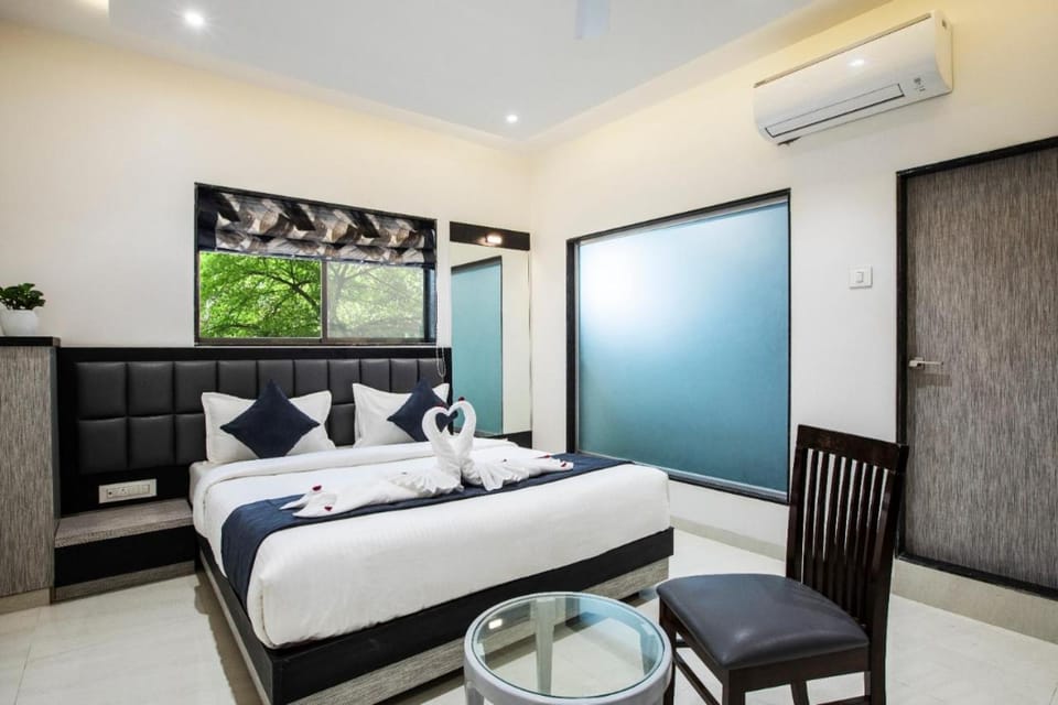 Bed, Living room, Bedroom