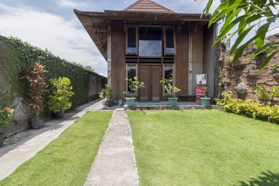 Facade/entrance, Garden