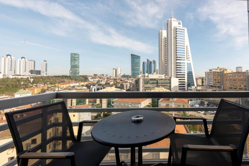 Nearby landmark, Balcony/Terrace, City view, Street view