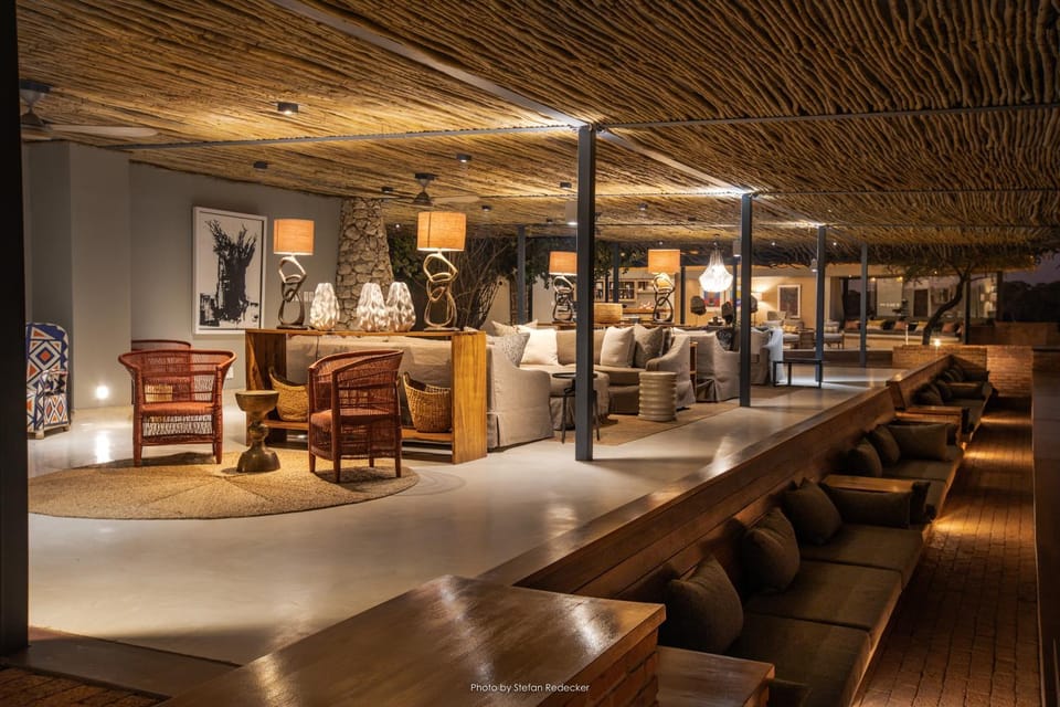 Property building, Restaurant/places to eat, Communal lounge/ TV room, Natural landscape, View (from property/room), Lounge or bar, Seating area, Street view