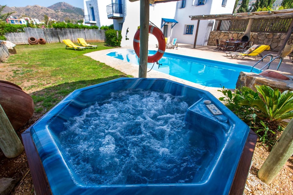 Garden, Hot Tub, Spa and wellness centre/facilities, Pool view, Swimming pool, Swimming pool