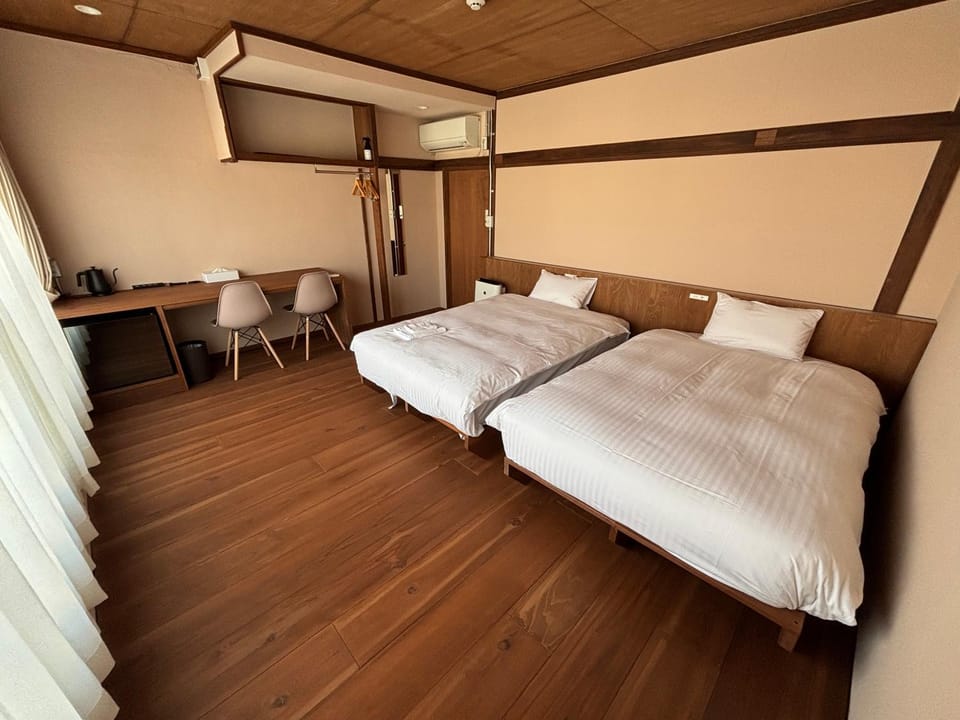 Bed, air conditioner