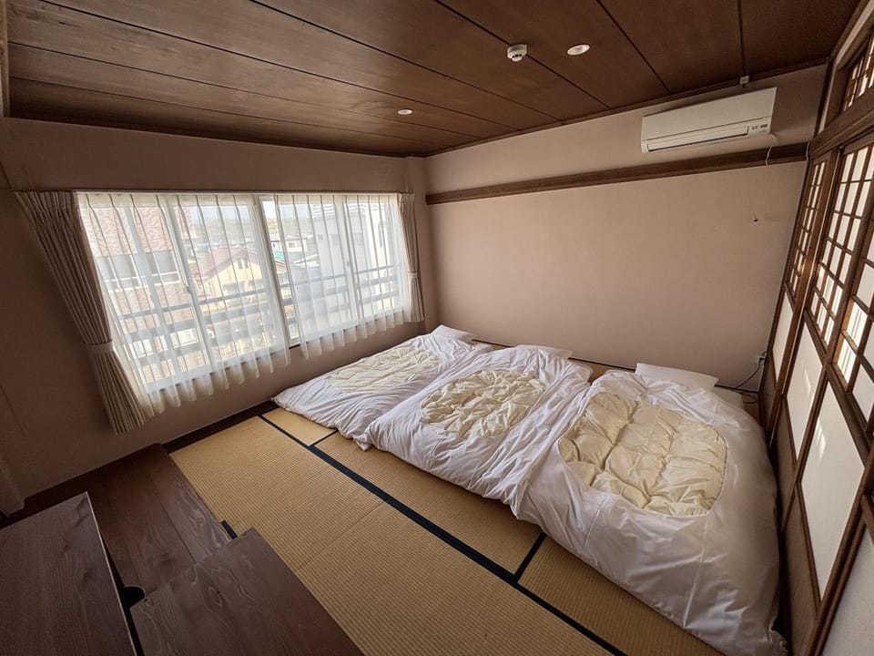 Photo of the whole room, air conditioner