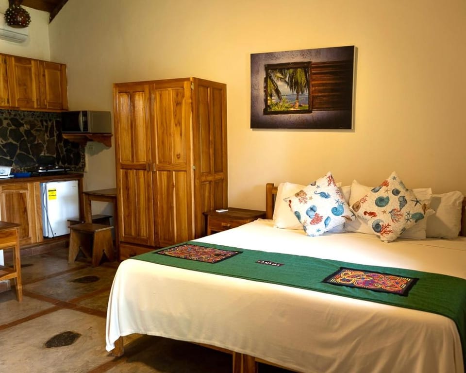 Bed, Kitchen or kitchenette, Bedroom, wardrobe
