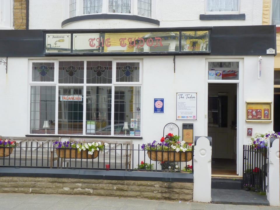 Facade/entrance, Property logo or sign, View (from property/room), Balcony/Terrace, Street view, Certificate/Award
