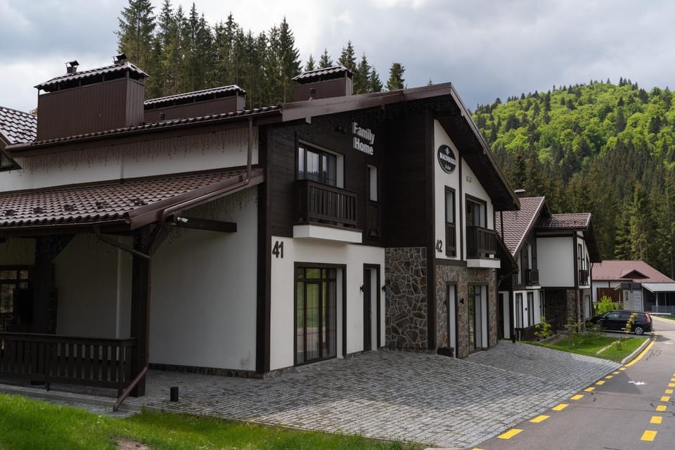 Property building, Neighbourhood, Natural landscape, Mountain view, Street view