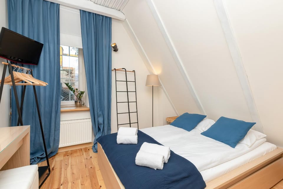 Bed, TV and multimedia, Bedroom