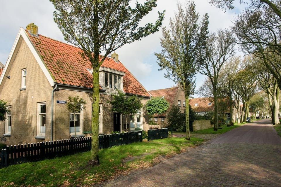 Property building, Day, Neighbourhood, Natural landscape, Garden, Street view, Location