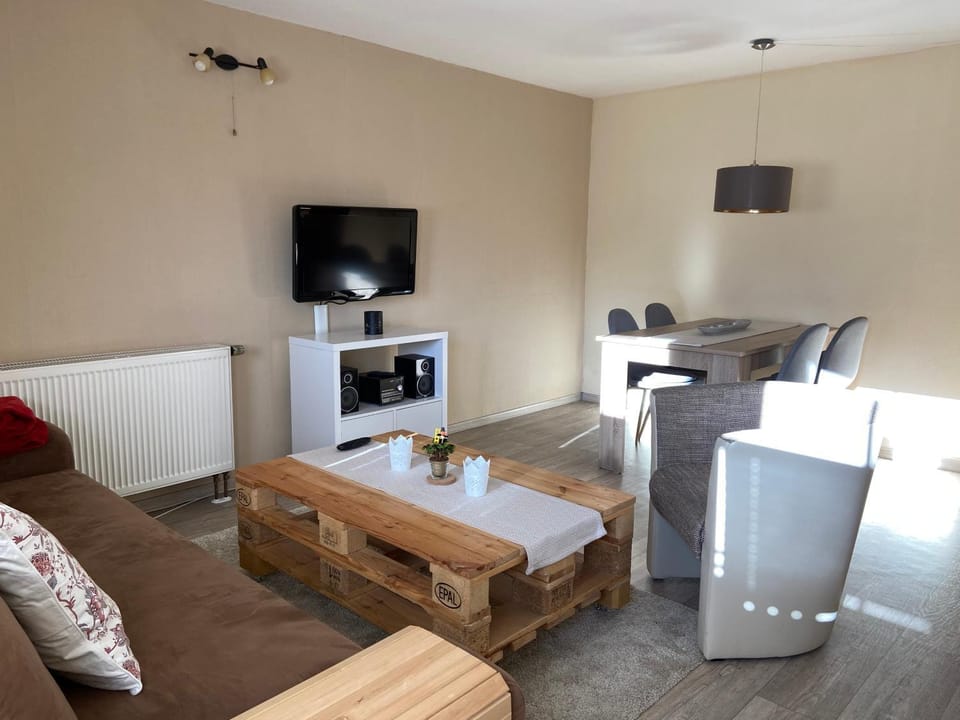 TV and multimedia, Living room, Seating area, Dining area