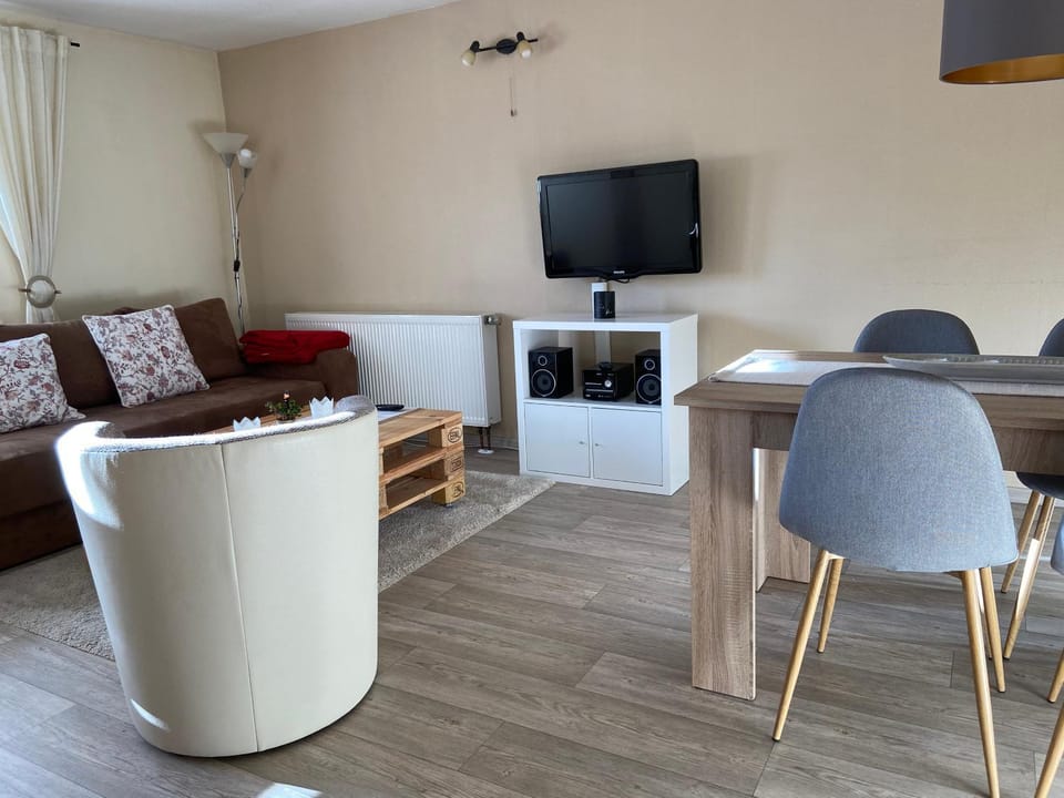 TV and multimedia, Living room, Seating area, Dining area