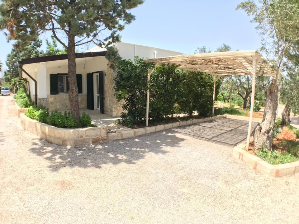 Property building, Facade/entrance, Garden