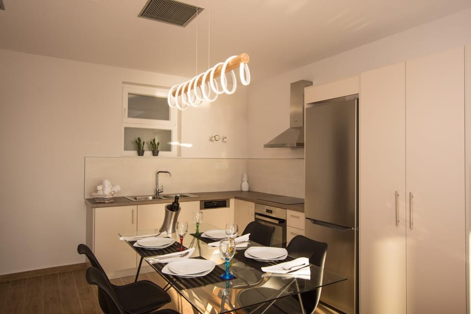 Kitchen or kitchenette, Dining area