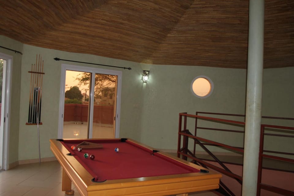 Billiard, Game Room