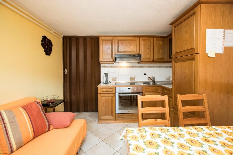 Kitchen or kitchenette, Seating area, Dining area
