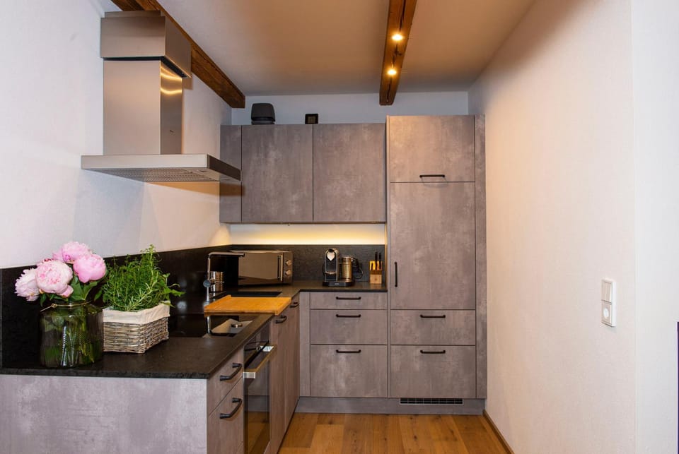 Coffee/tea facilities, Kitchen or kitchenette, stove