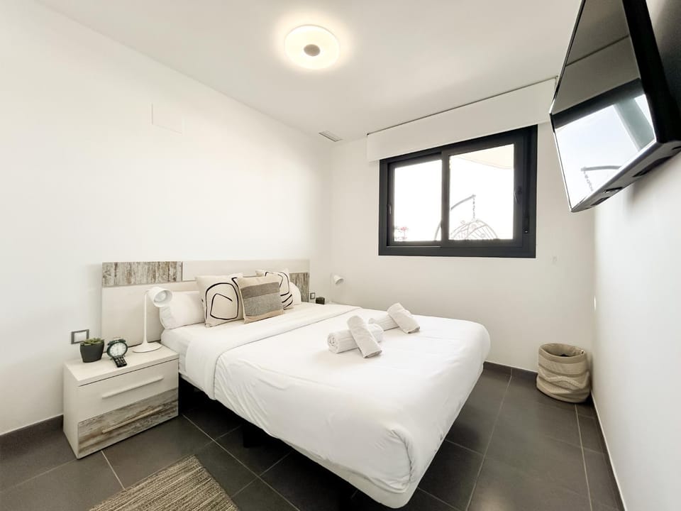 Bed, TV and multimedia, Bedroom
