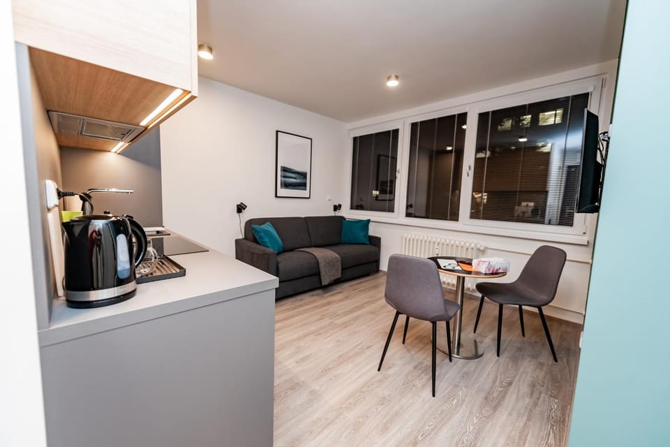 Coffee/tea facilities, Kitchen or kitchenette, Living room, Seating area