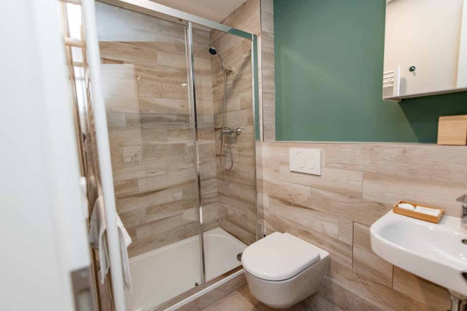 Shower, Toilet, Bathroom, towels