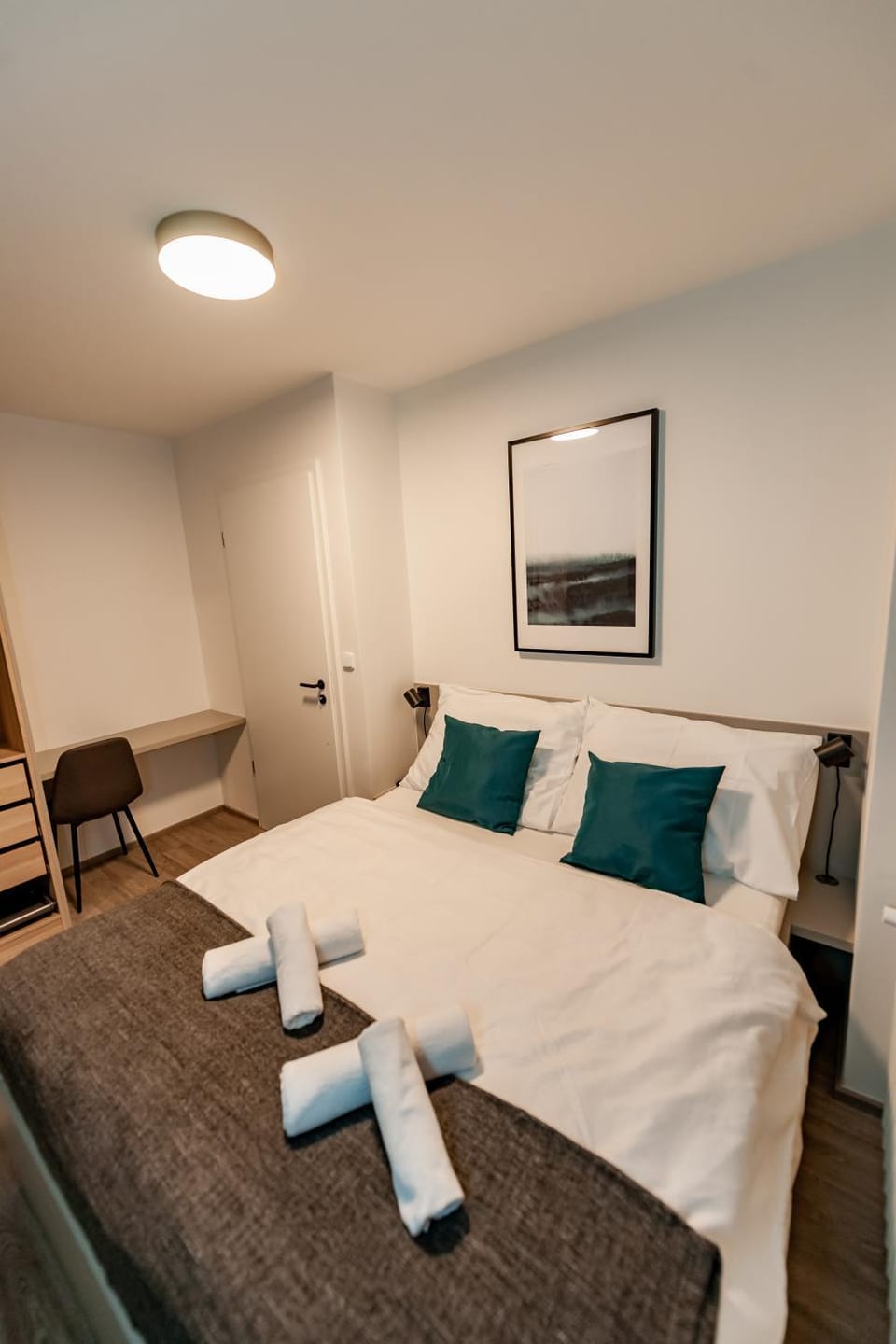 Bed, TV and multimedia, Photo of the whole room, Bedroom