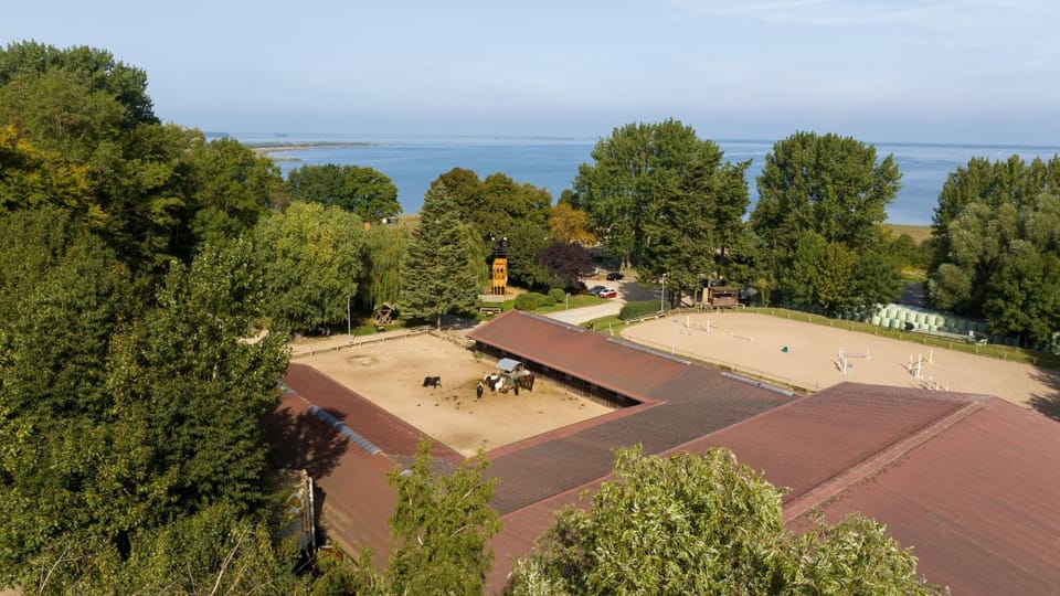 Bird's eye view, Horse-riding