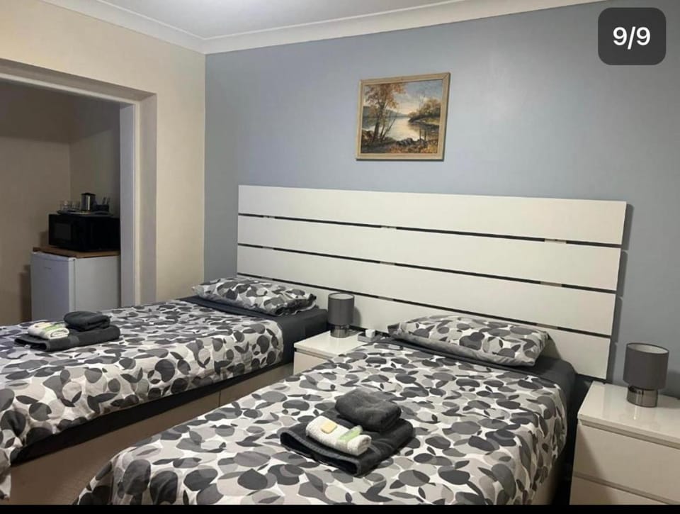Kensal Lodge Guest House Bed and Breakfast in London