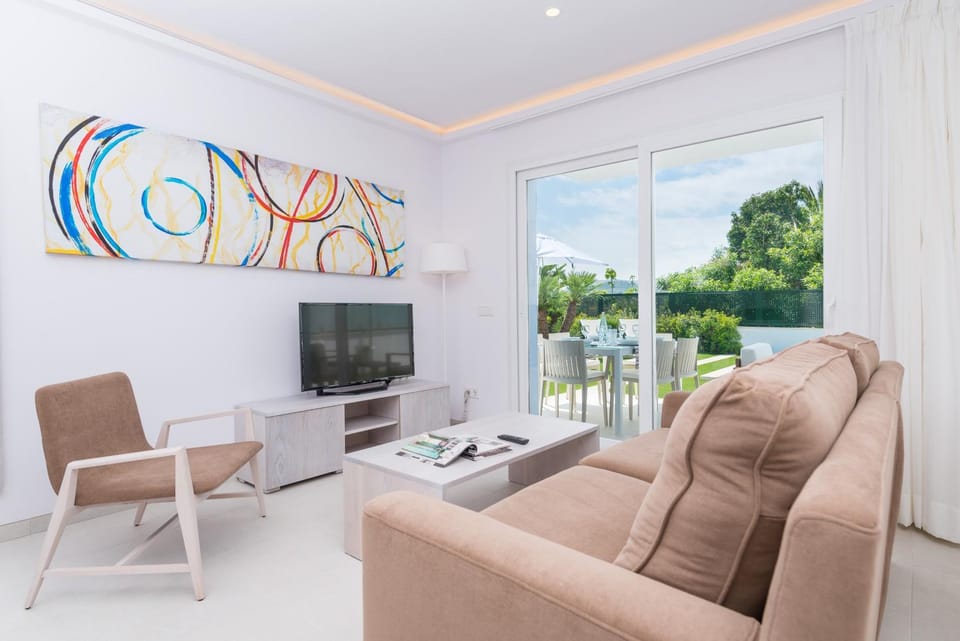 Day, TV and multimedia, View (from property/room), Balcony/Terrace, Living room, Seating area, Evening entertainment