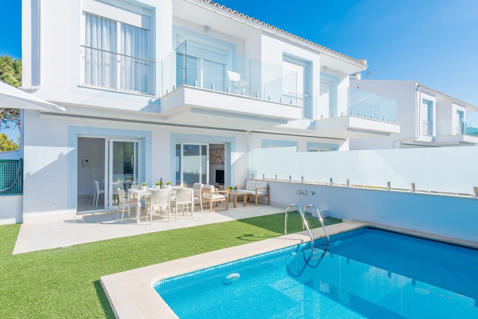 Property building, Patio, Day, Pool view, Swimming pool, sunbed