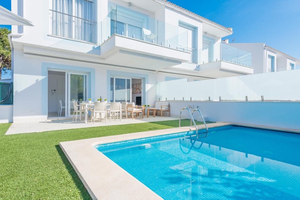 Property building, Patio, Day, Pool view, Swimming pool, sunbed