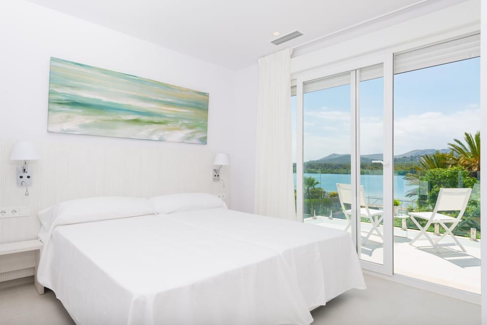 Bed, Natural landscape, Balcony/Terrace, Photo of the whole room, Bedroom, Lake view