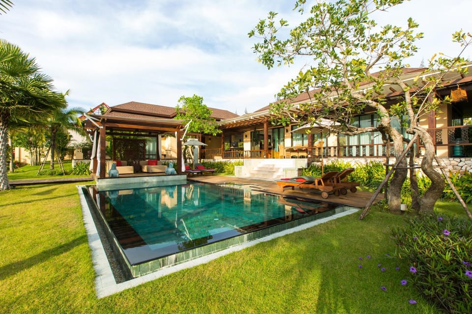 Facade/entrance, Swimming pool