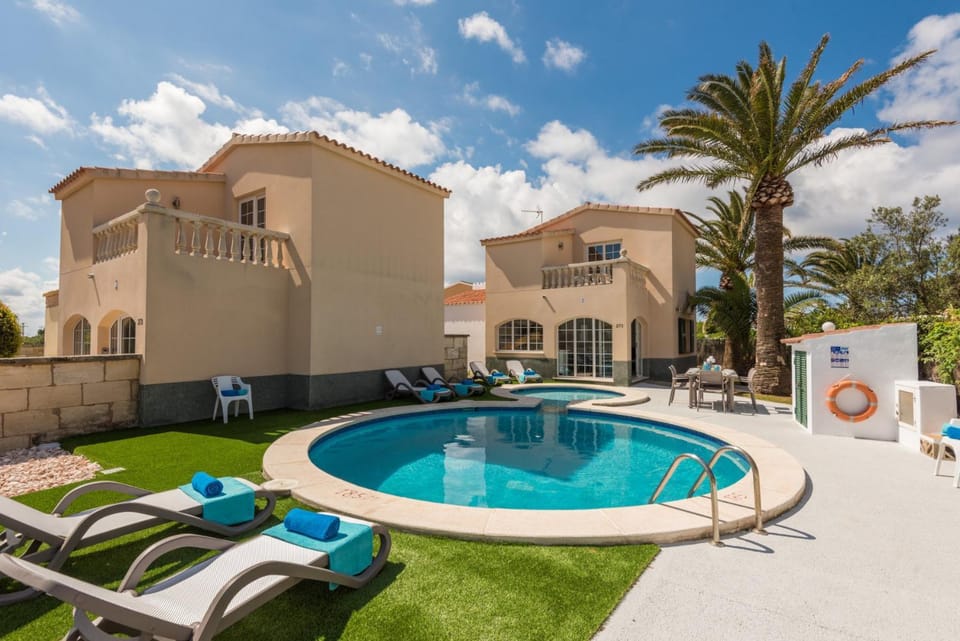 Property building, Patio, Garden, Balcony/Terrace, Garden view, Pool view, Swimming pool, sunbed
