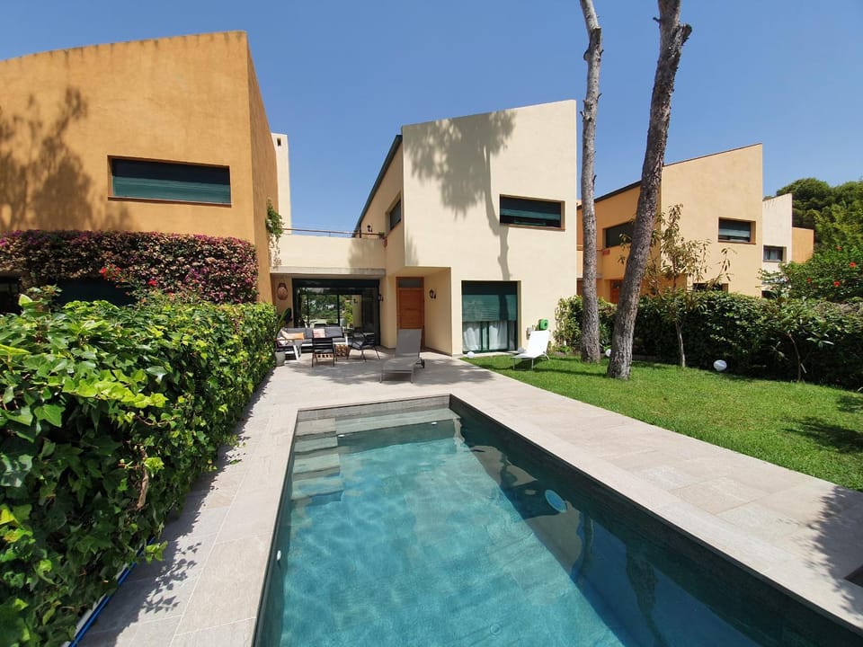 Swimming pool, sunbed