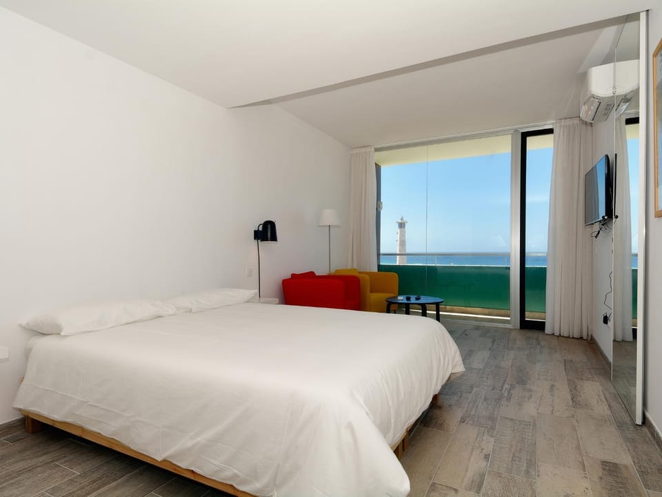 Photo of the whole room, Sea view